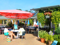 Biergarten der Gaststätte Zum Bizzenbachtal; Foto: Corinna Willführ